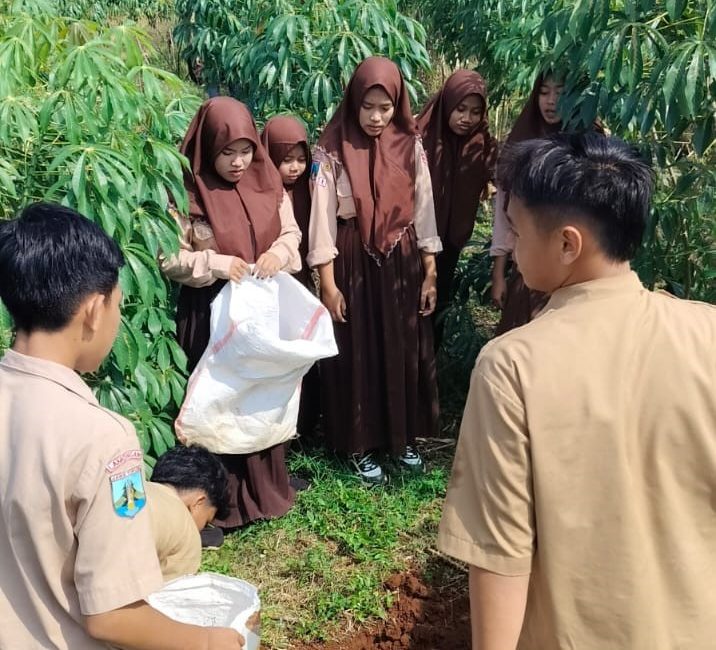menanam bunga