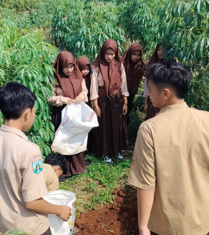 menanam bunga